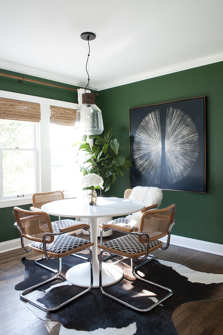 salle à manger verte avec des touches naturelles