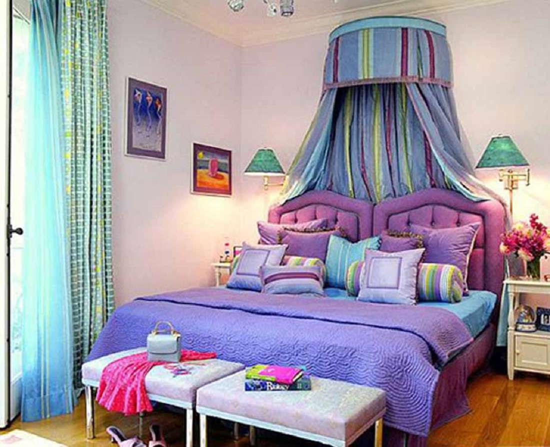 Romántico dormitorio morado, azul y verde.
