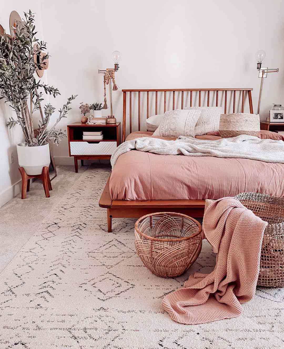 Schlafzimmer mit rosa Bettwäsche und weißem Teppich