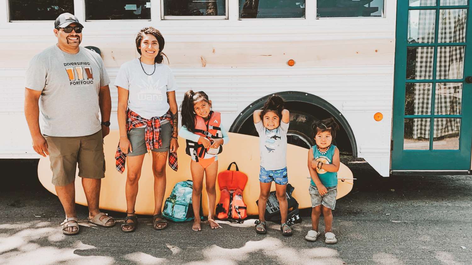 Jacq Marines, 27 anos, juntamente com seu parceiro Marc Marines, 28 anos, e seus filhos Wren, 7 anos, Rogue, 4 anos, e Rebel Grey, 2 anos, vivem e viajam em sua minúscula casa skoolie como os Barefoot Bandits. Foto de: 