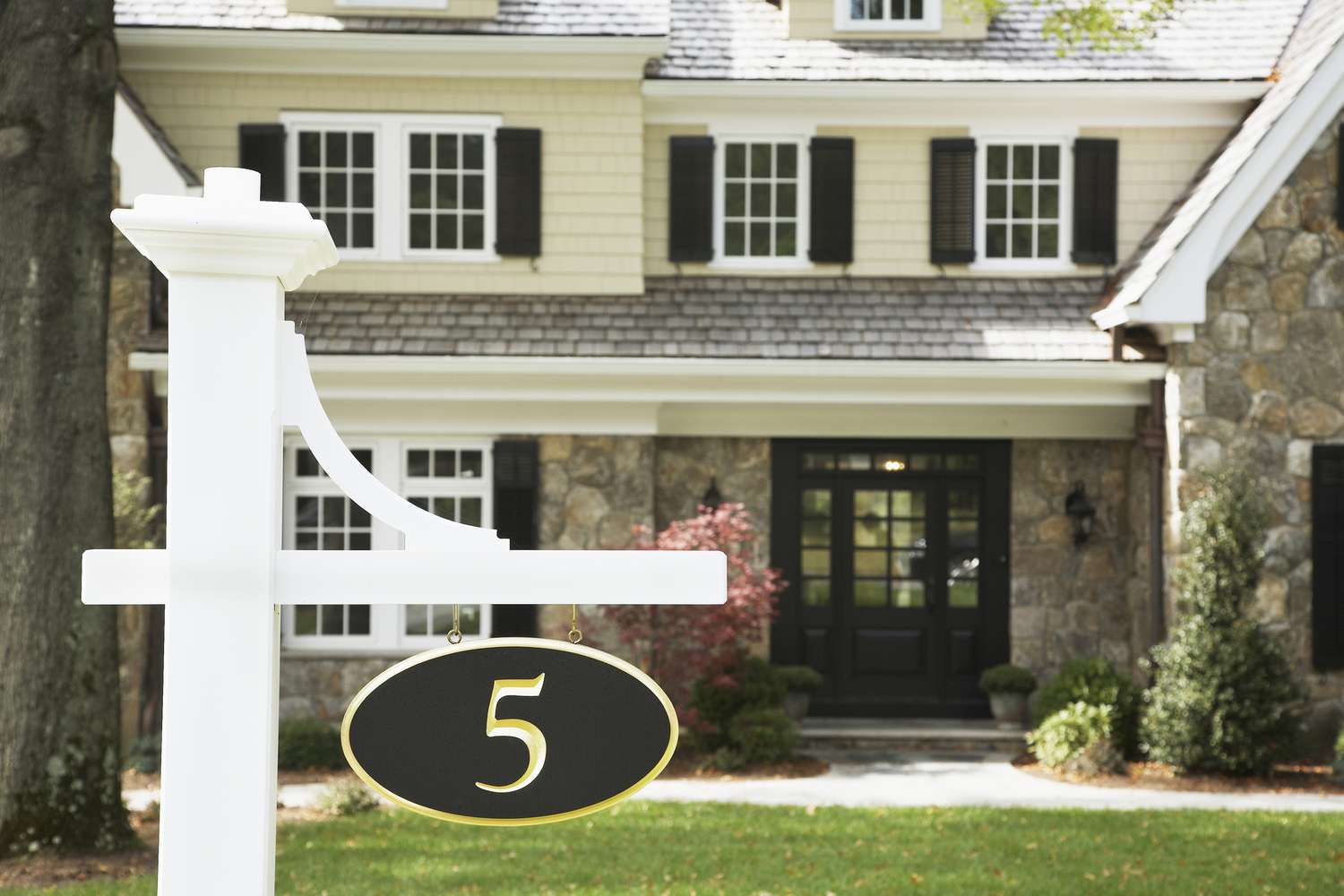Closeup de uma placa exibindo um número de casa