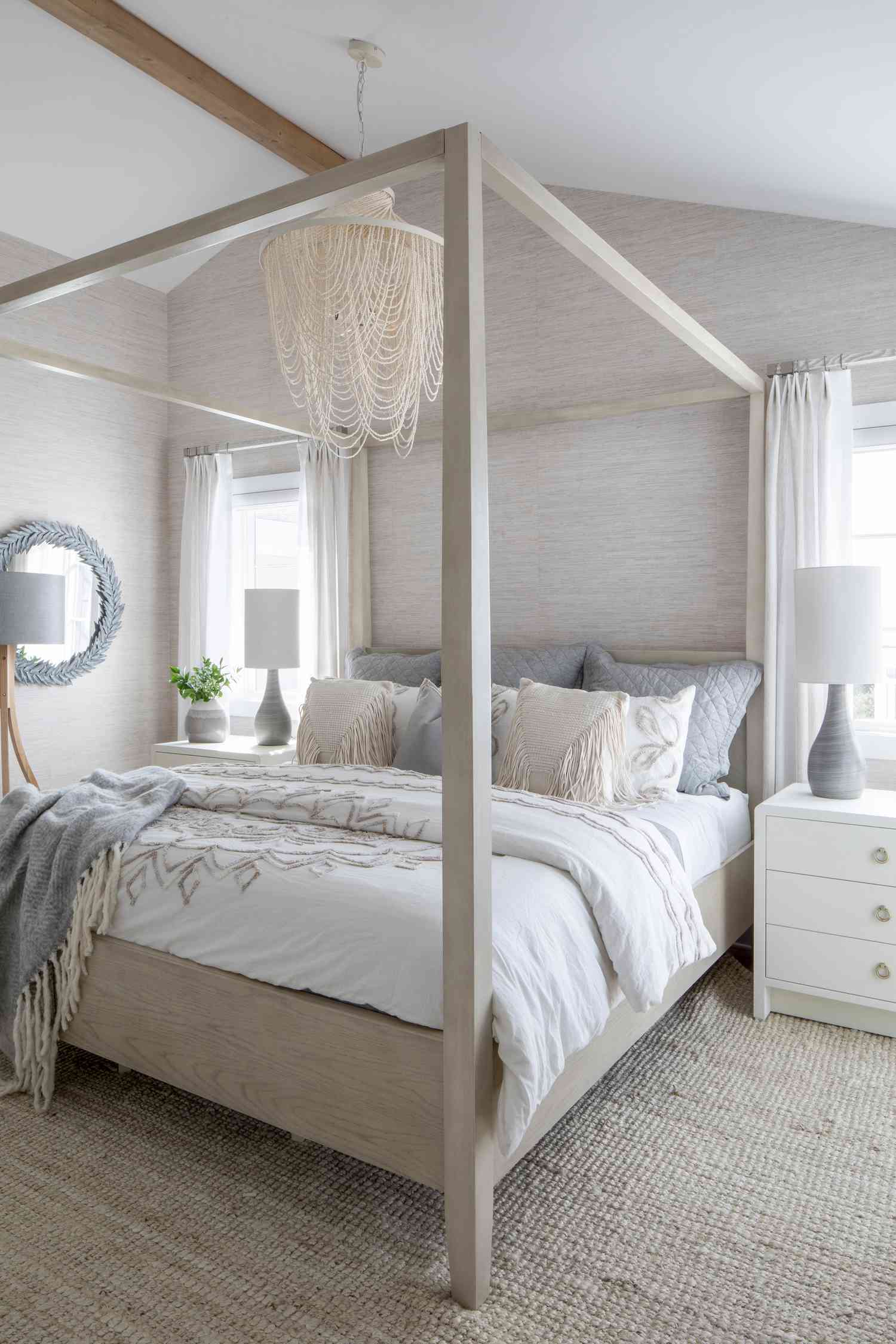 Une chambre à coucher dans la maison de Karen B. Wolfe à Long Beach Island, avec des couleurs sable, bleu et blanc