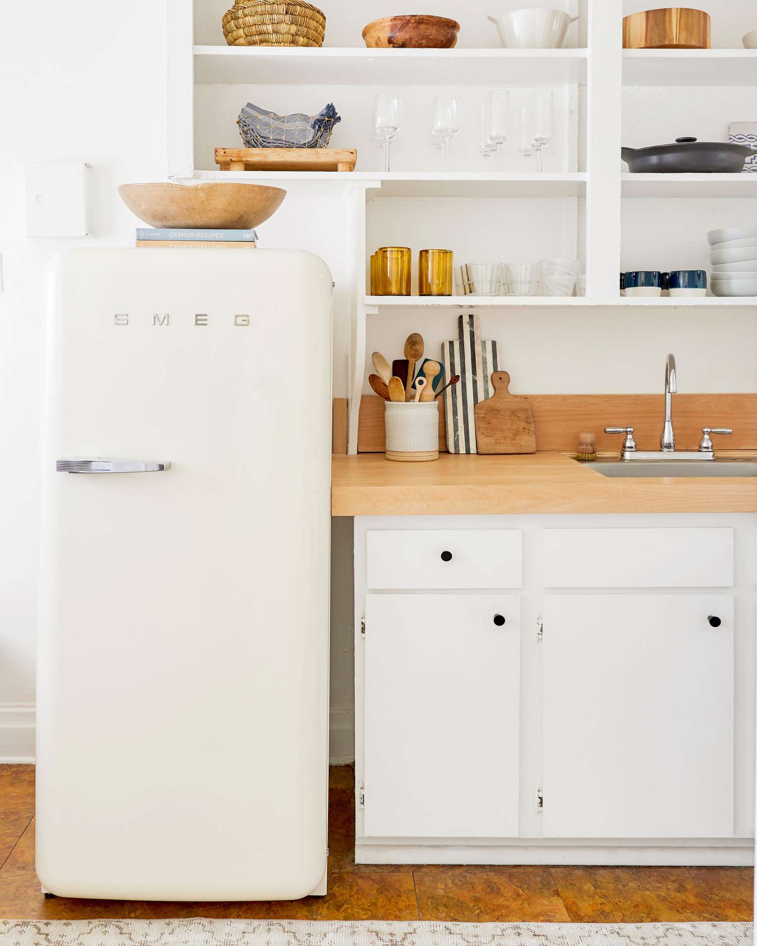cozinha rústica com geladeira smeg moderna de meados do século