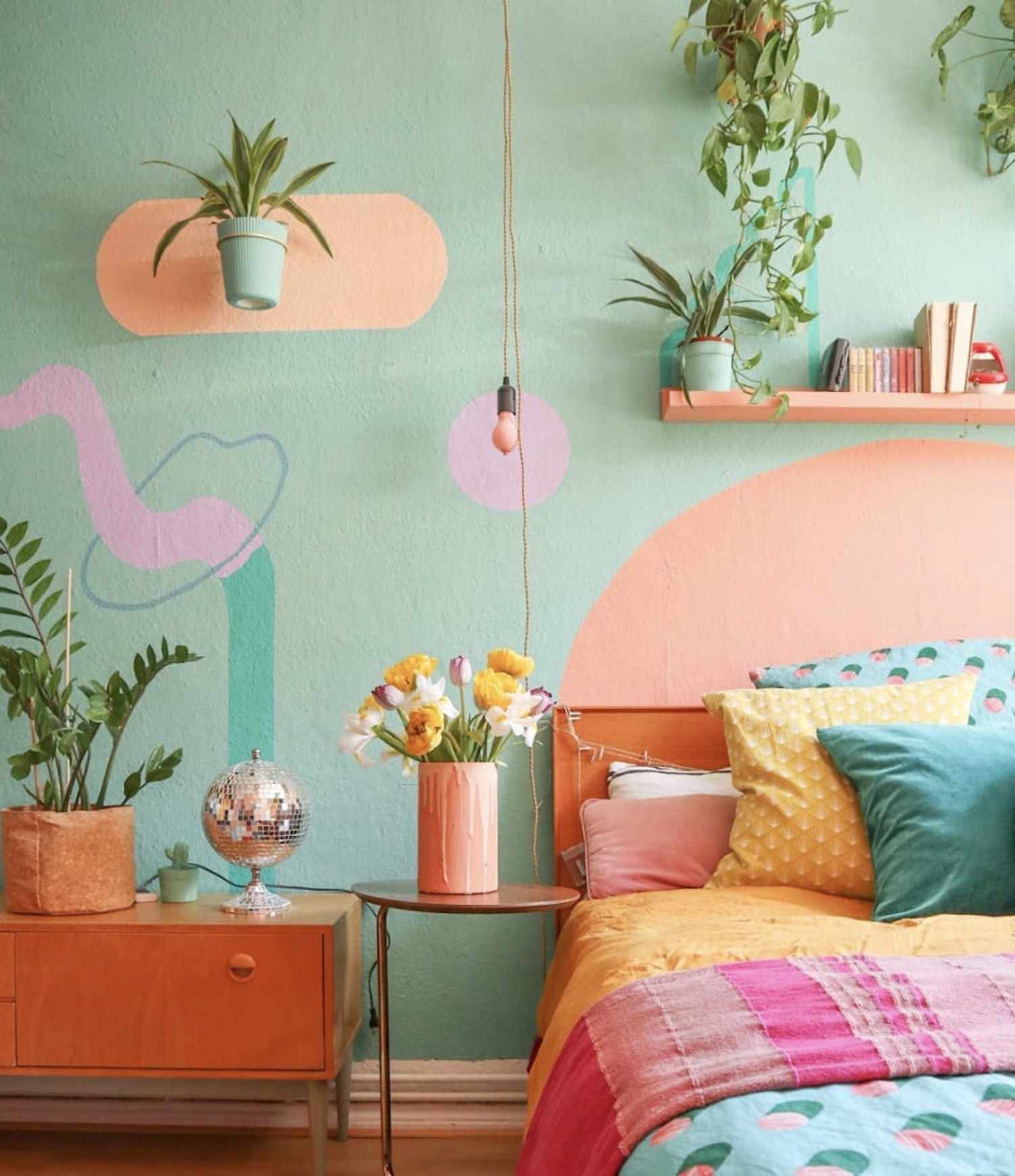 quarto lúdico rosa, azul e amarelo dourado