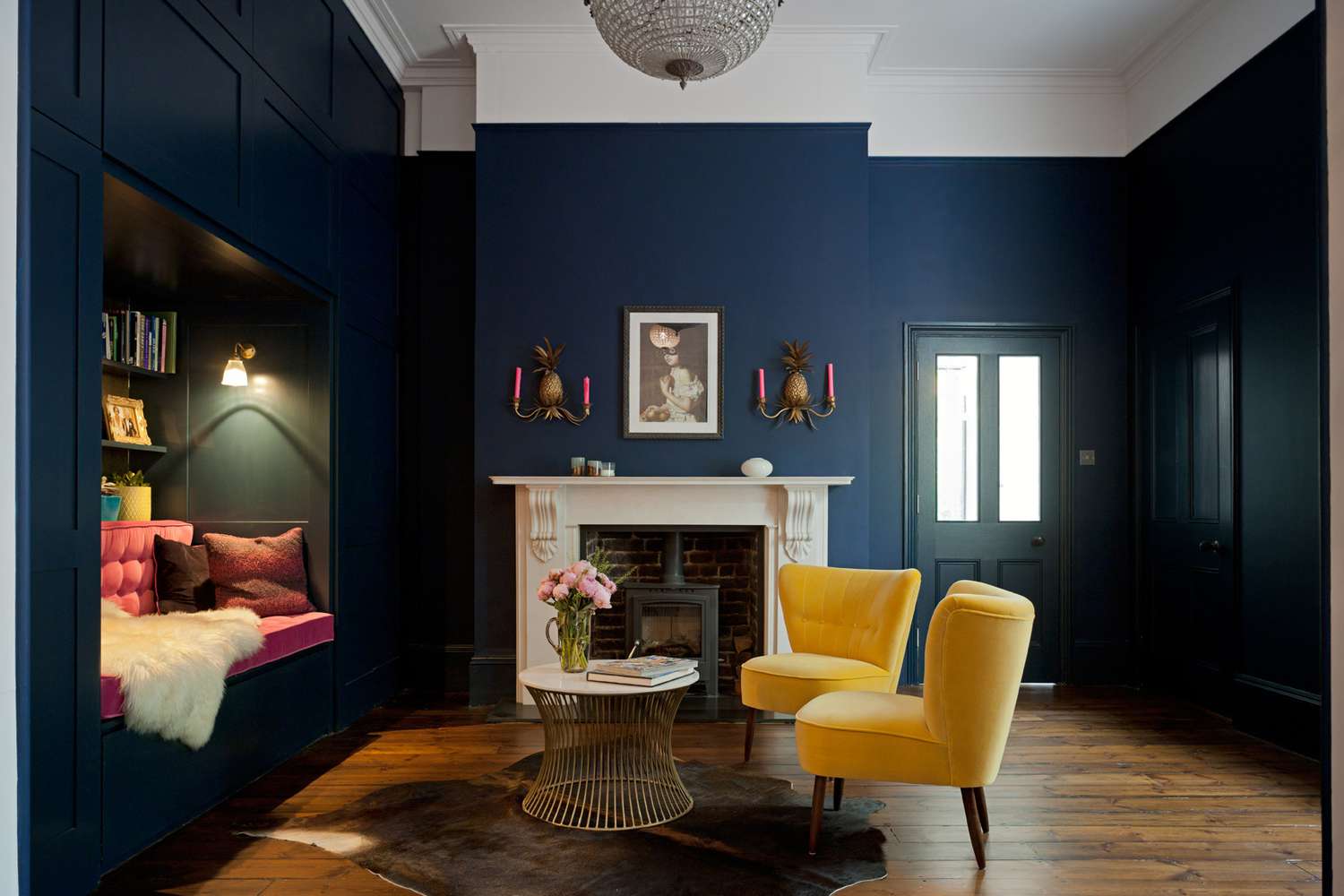 Sala de estar azul arrojada com detalhes em amarelo e rosa