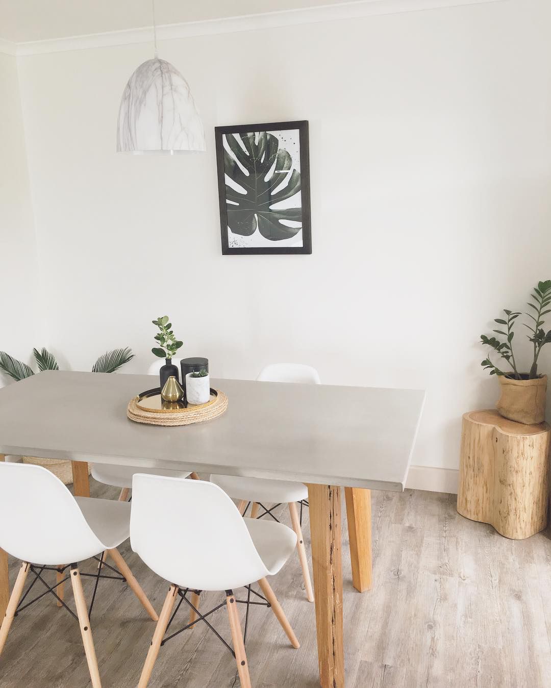 Mesa de comedor de hormigón con sillas.