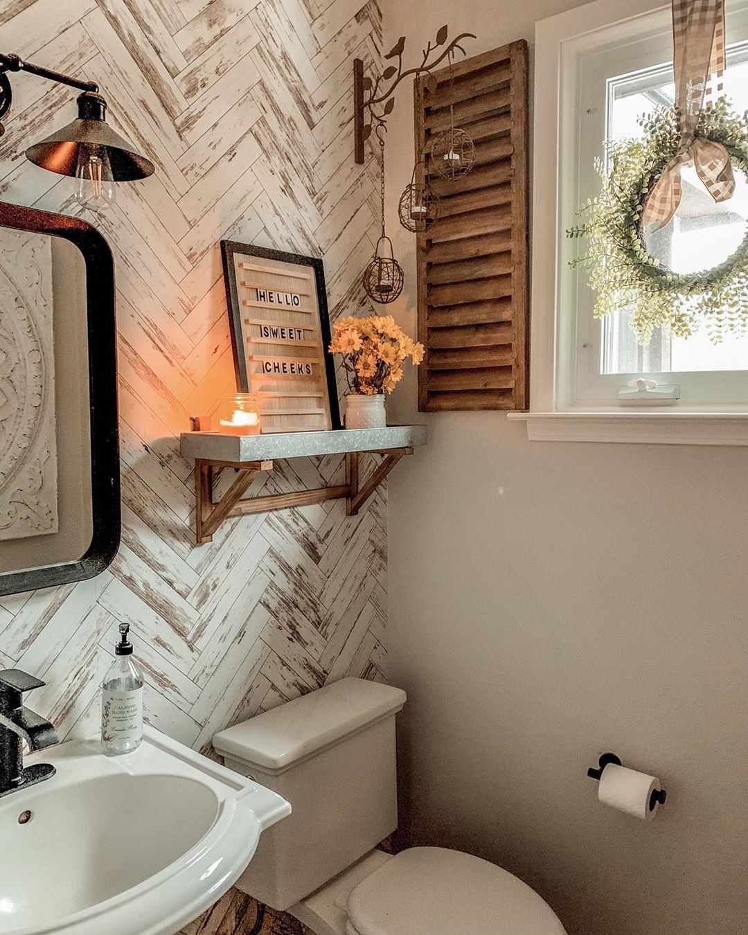 Badezimmer mit rustikalen Details