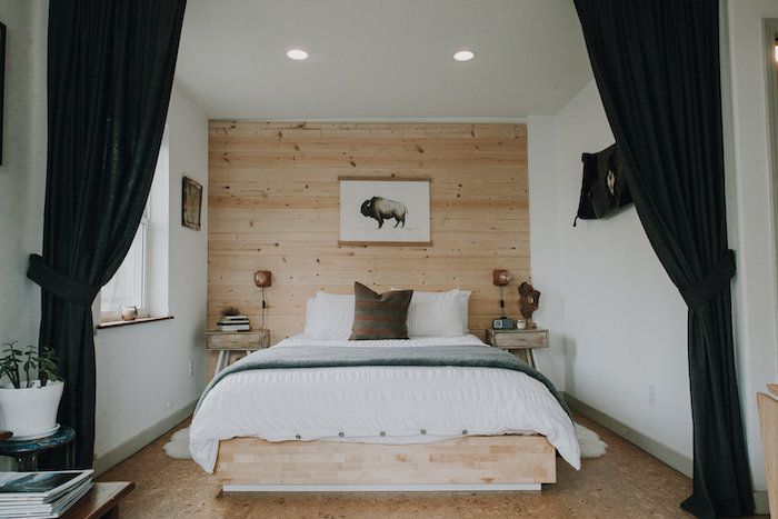 dormitorio neutro con pared de acento de madera, rústico