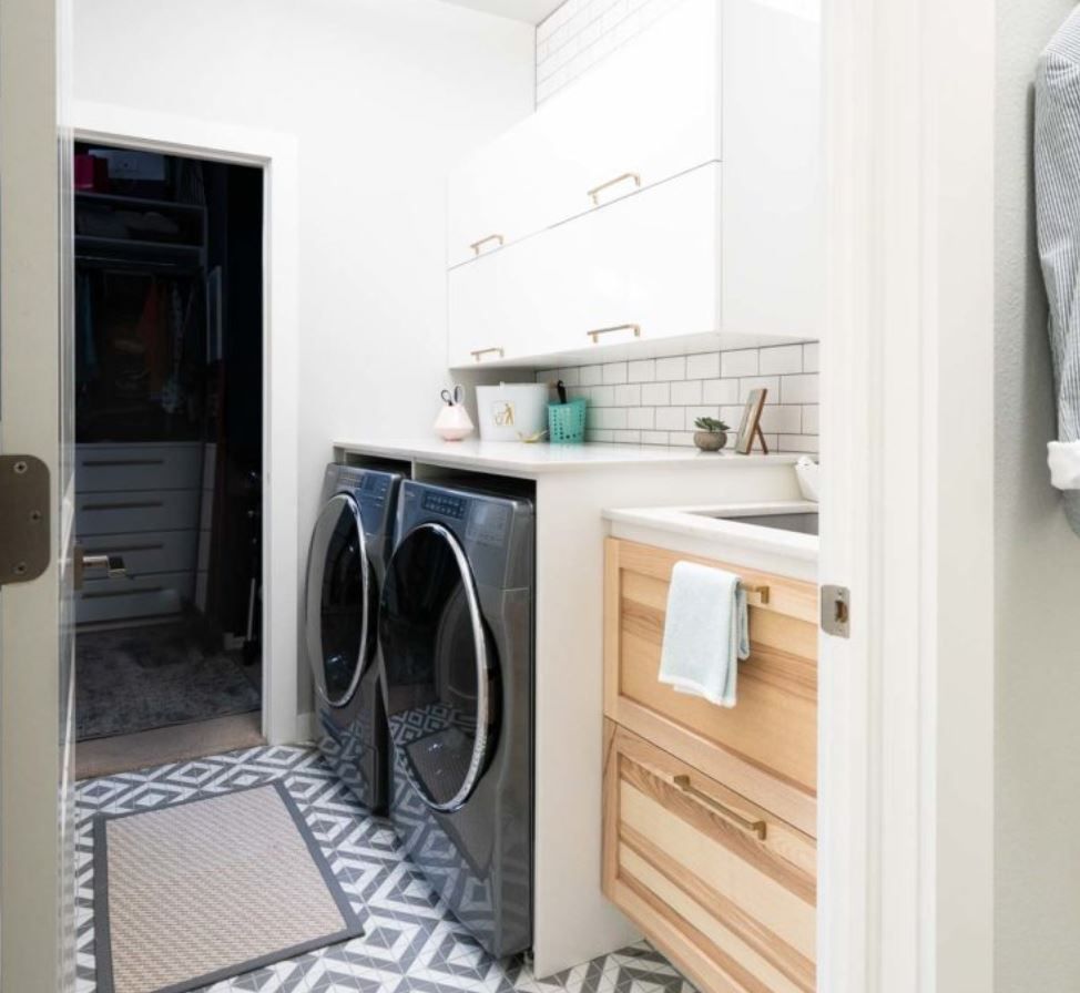 Moderne Bauernhaus-Waschküche mit geometrischem Fliesenboden und weißen Wänden