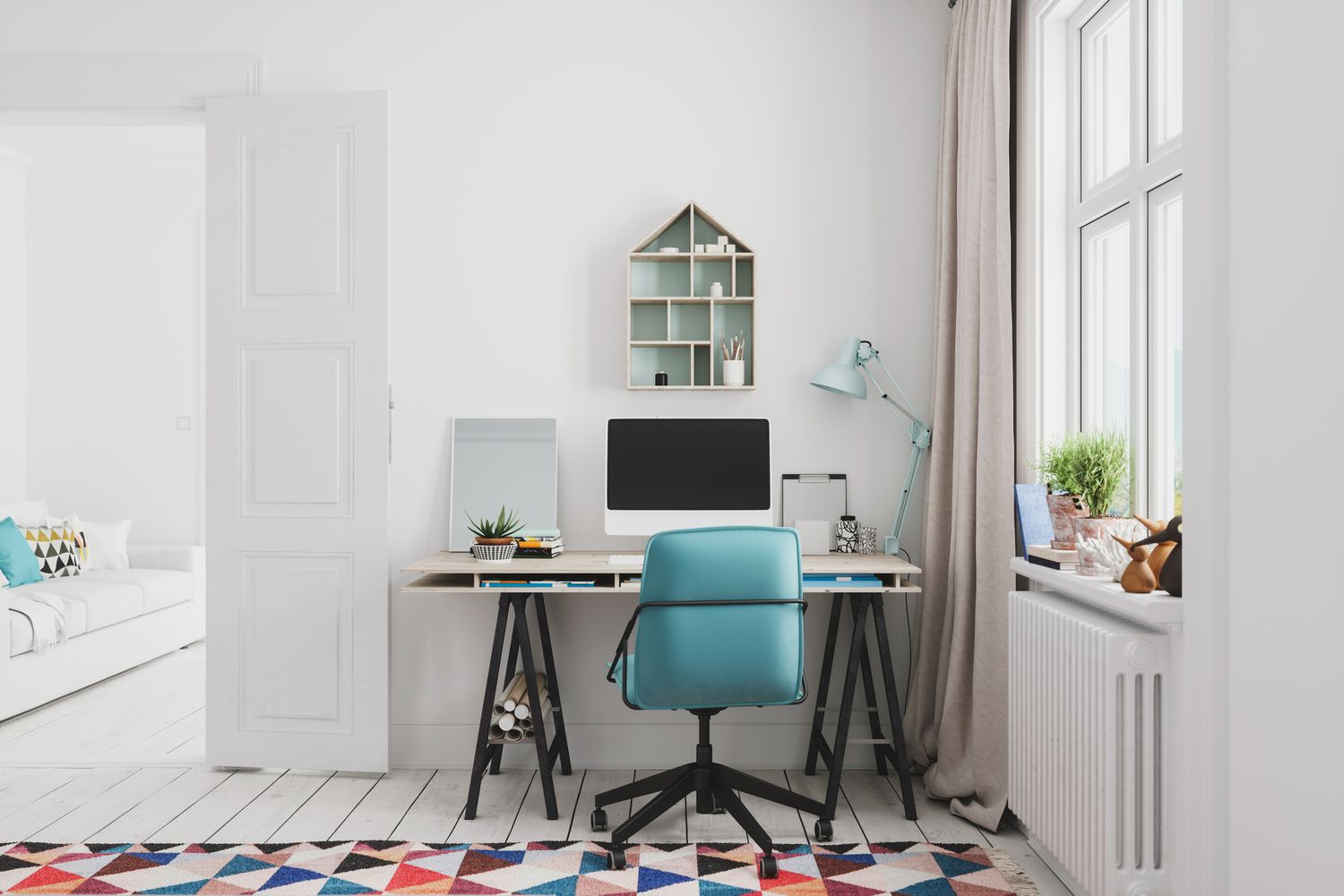 Heimbüroeinrichtung mit buntem Teppich und blauem Stuhl