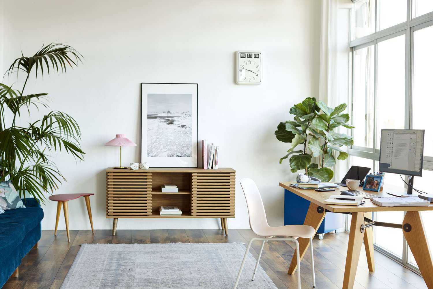 Computer am Tisch in der Wohnung. Heller moderner Raum mit Möbeln. Interieur eines Heimbüros.