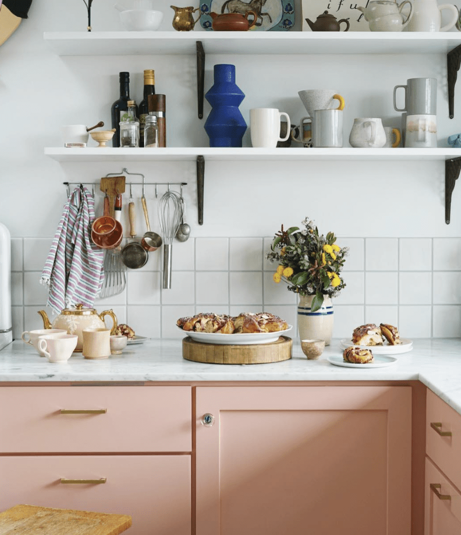 Küche mit pfirsichfarbenen Schränken