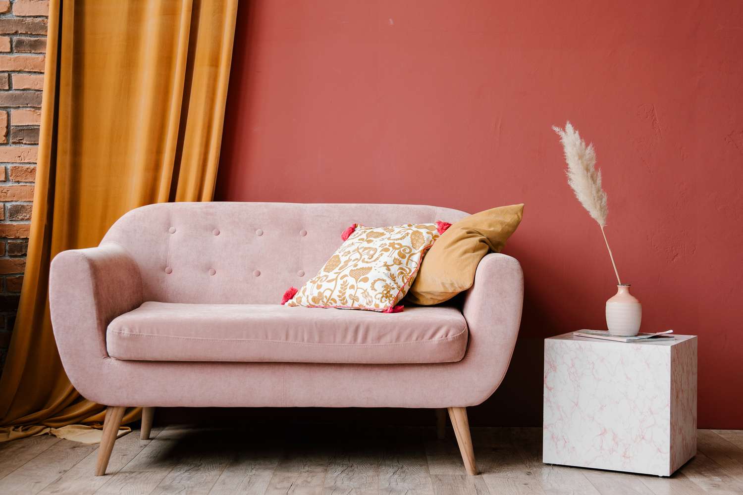 fette Akzentwand und rosa Sofa