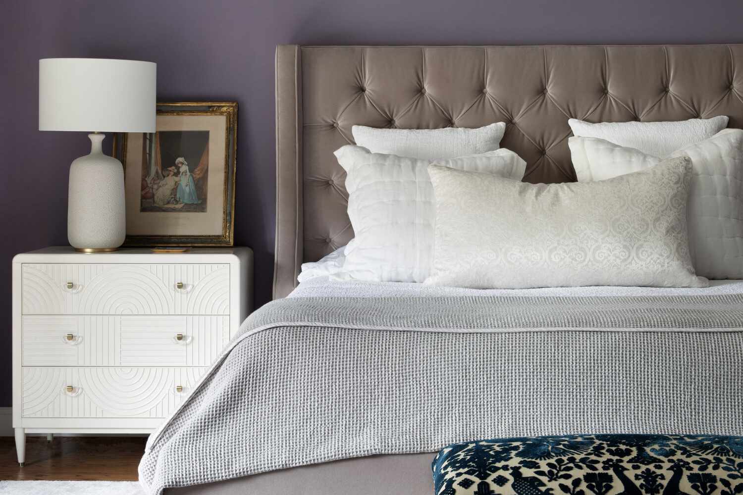 Chambre à coucher contemporaine marron et violet