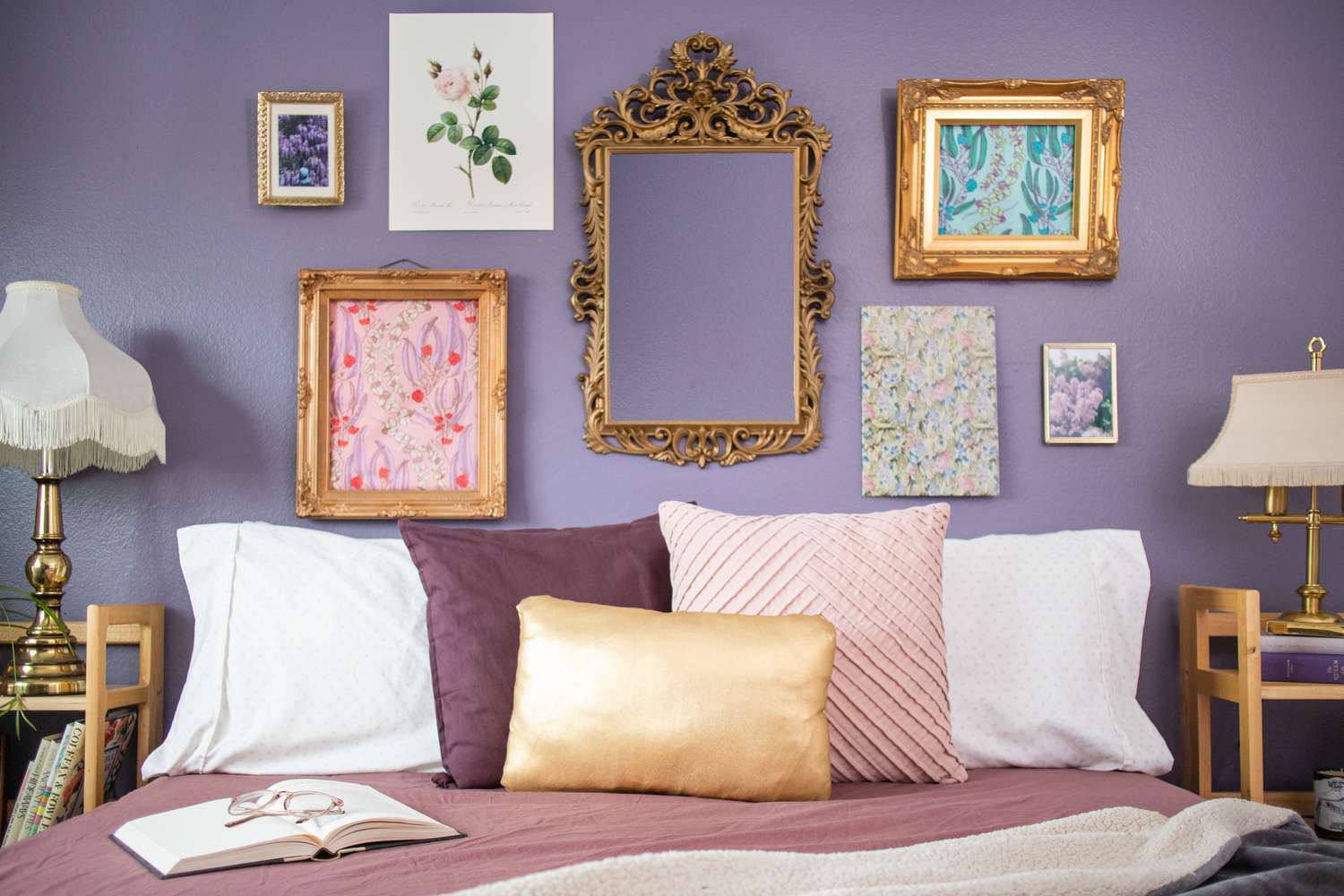 Lila dekoriertes Schlafzimmer mit verzierten Rahmen an lila Wänden
