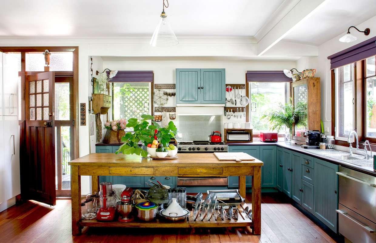 Küche mit lila und blaugrünen Akzenten