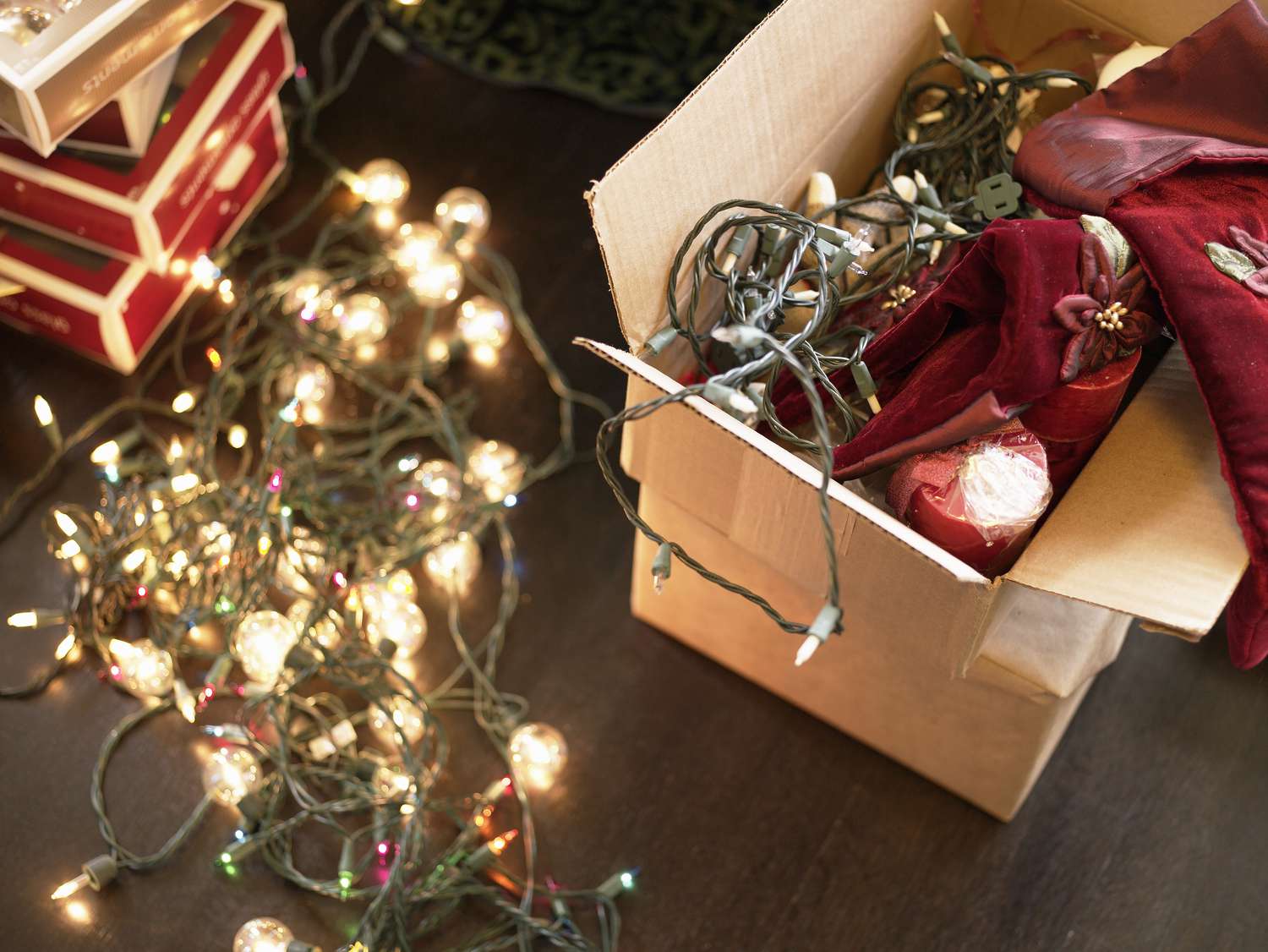 Weihnachtsbeleuchtung in Schachteln auf dem Boden