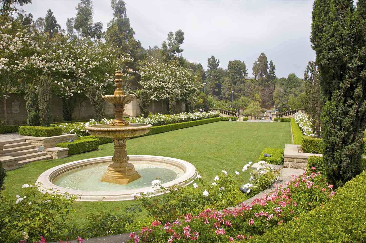 Gran fuente de agua enclavada en un paisaje formal.