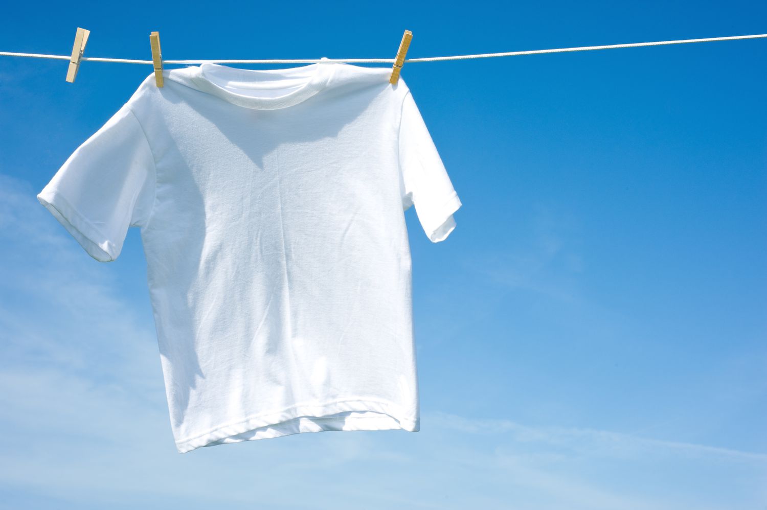 Einfaches weißes T-Shirt auf einer Wäscheleine