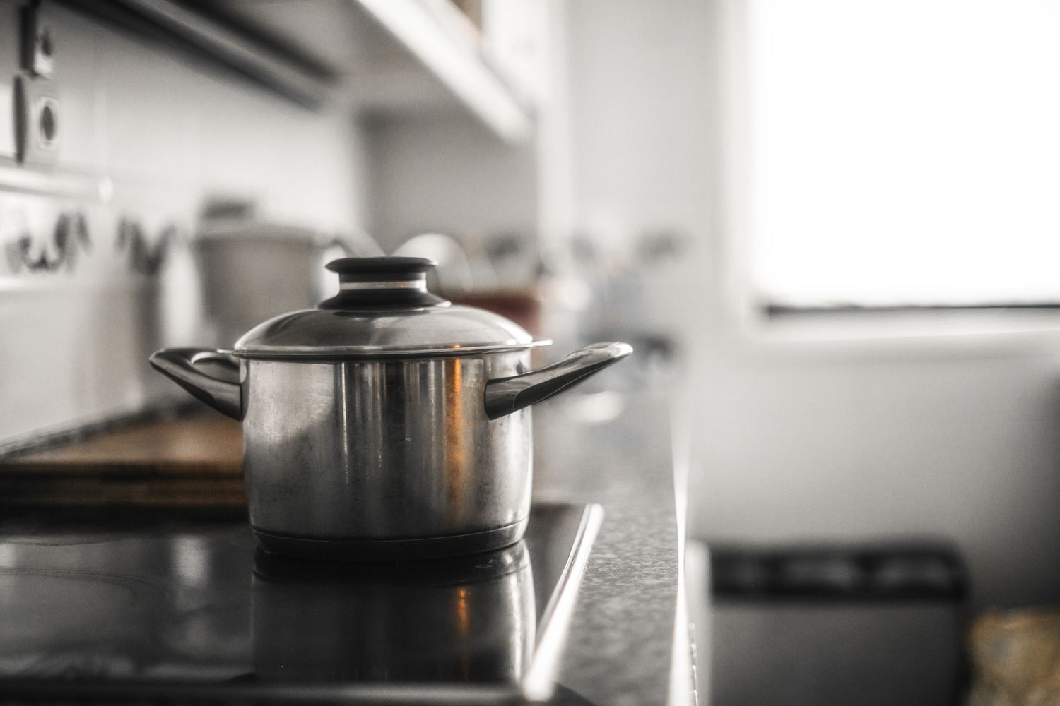 Une casserole avec couvercle sur une cuisinière en verre