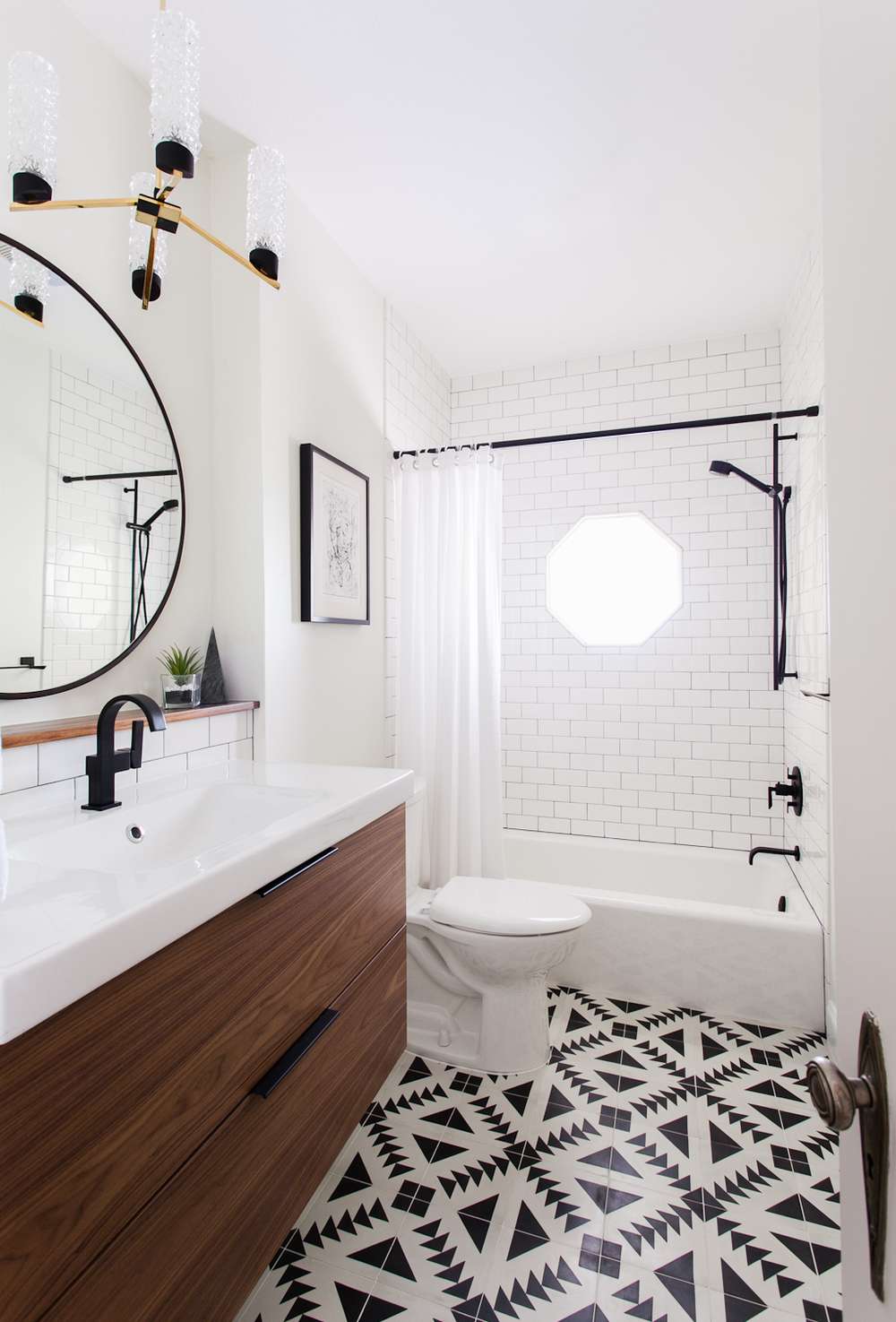 Salle de bain avec carreaux de ciment noir et blanc