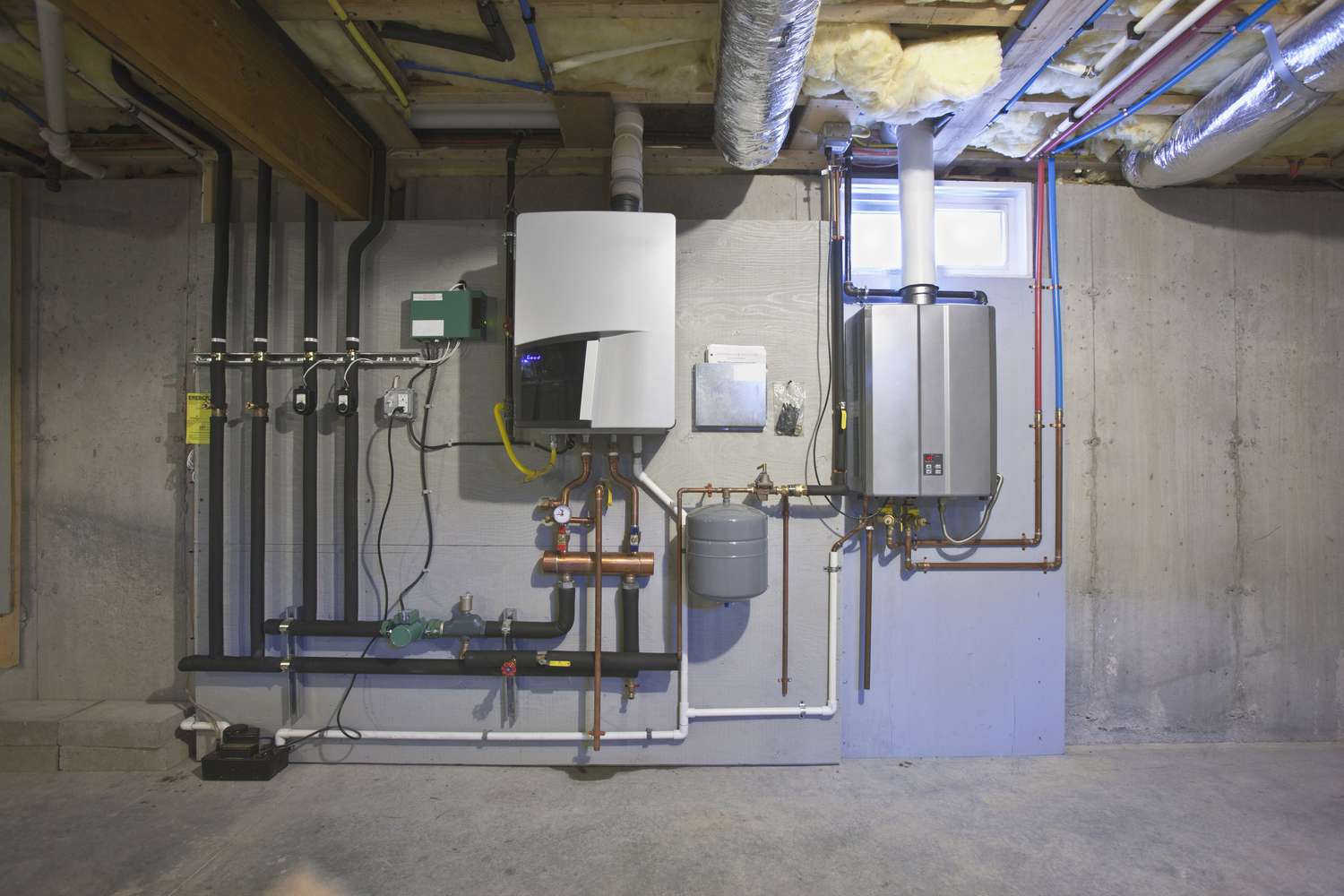 Tankloses Warmwassersystem im Keller eines Green Technology Home