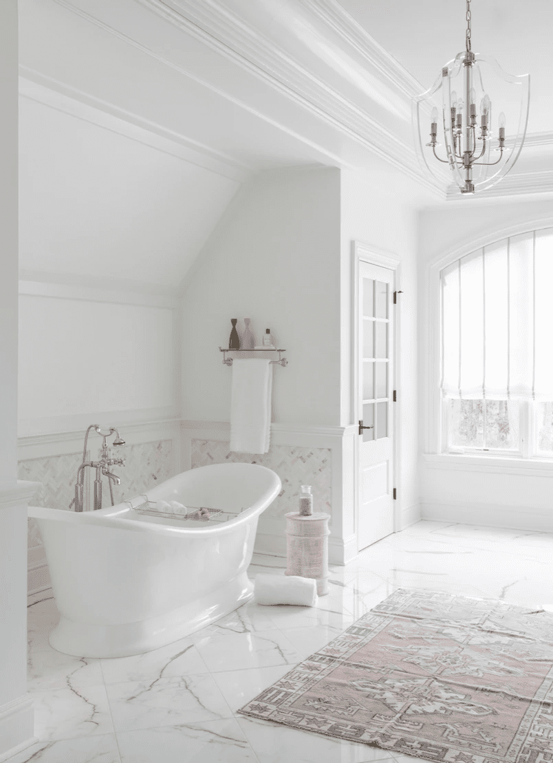 Banheiro branco com detalhes suaves