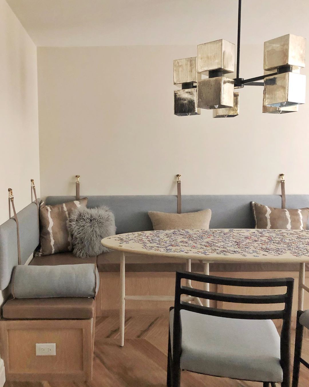 Salle à manger avec une banquette et des couleurs neutres