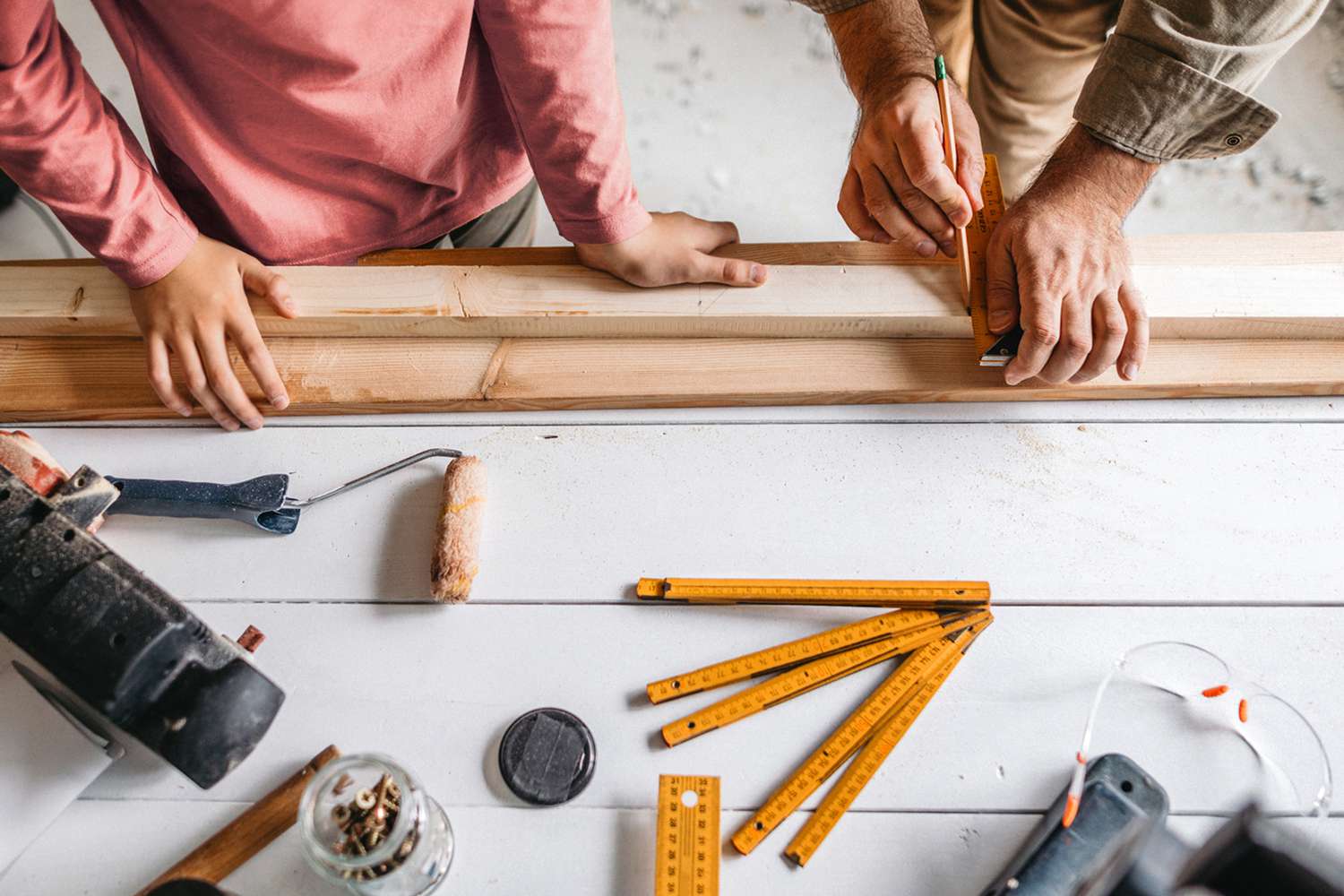 Vater und Tochter arbeiten an einem Renovierungsprojekt