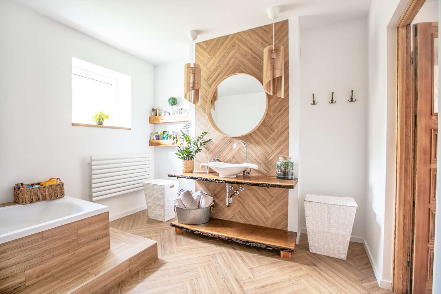 banheiro com detalhes em madeira
