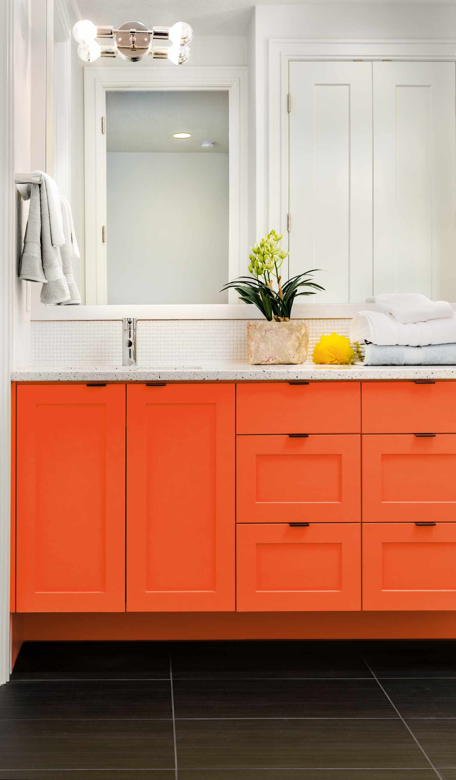 Badezimmer mit orangefarbenen Schränken