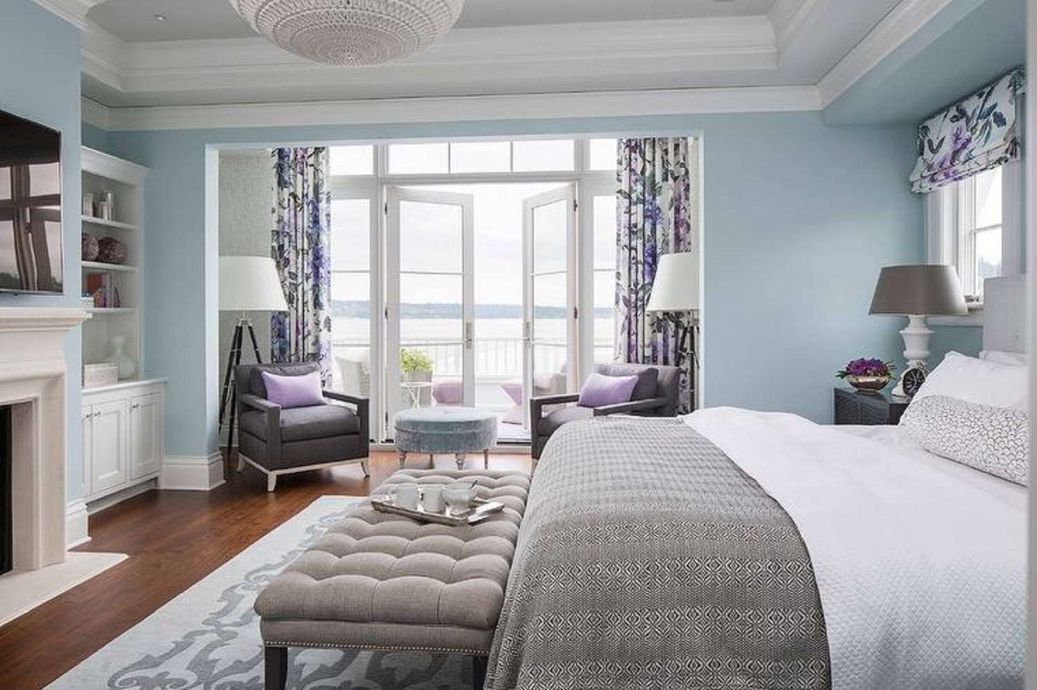 Blaues und graues Schlafzimmer mit Lavendelakzenten