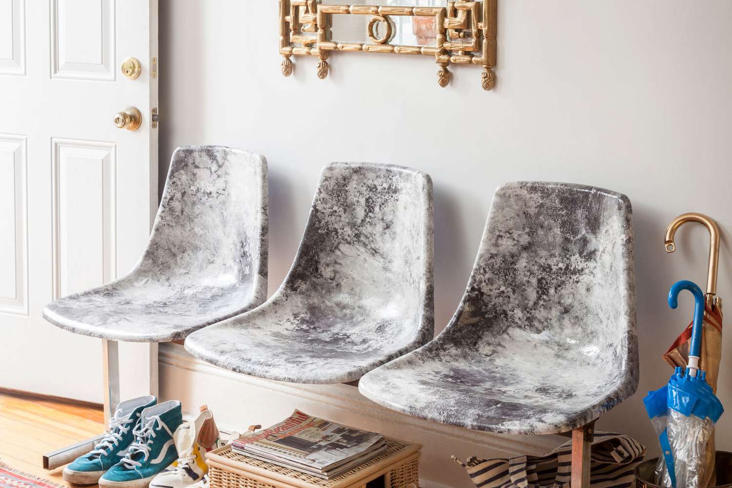 Entrada con sillas inspiradas en los Eames con estampado de mármol
