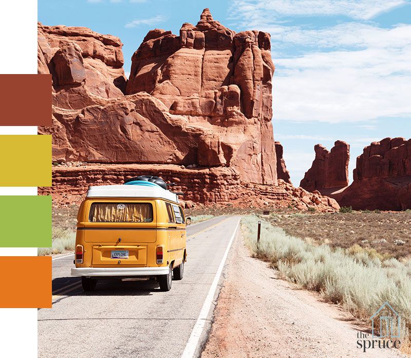 Ein Bild eines altmodischen Lieferwagens, der eine Wüstenstraße entlangfährt, mit vier Farbflecken auf der linken Seite des Bildes