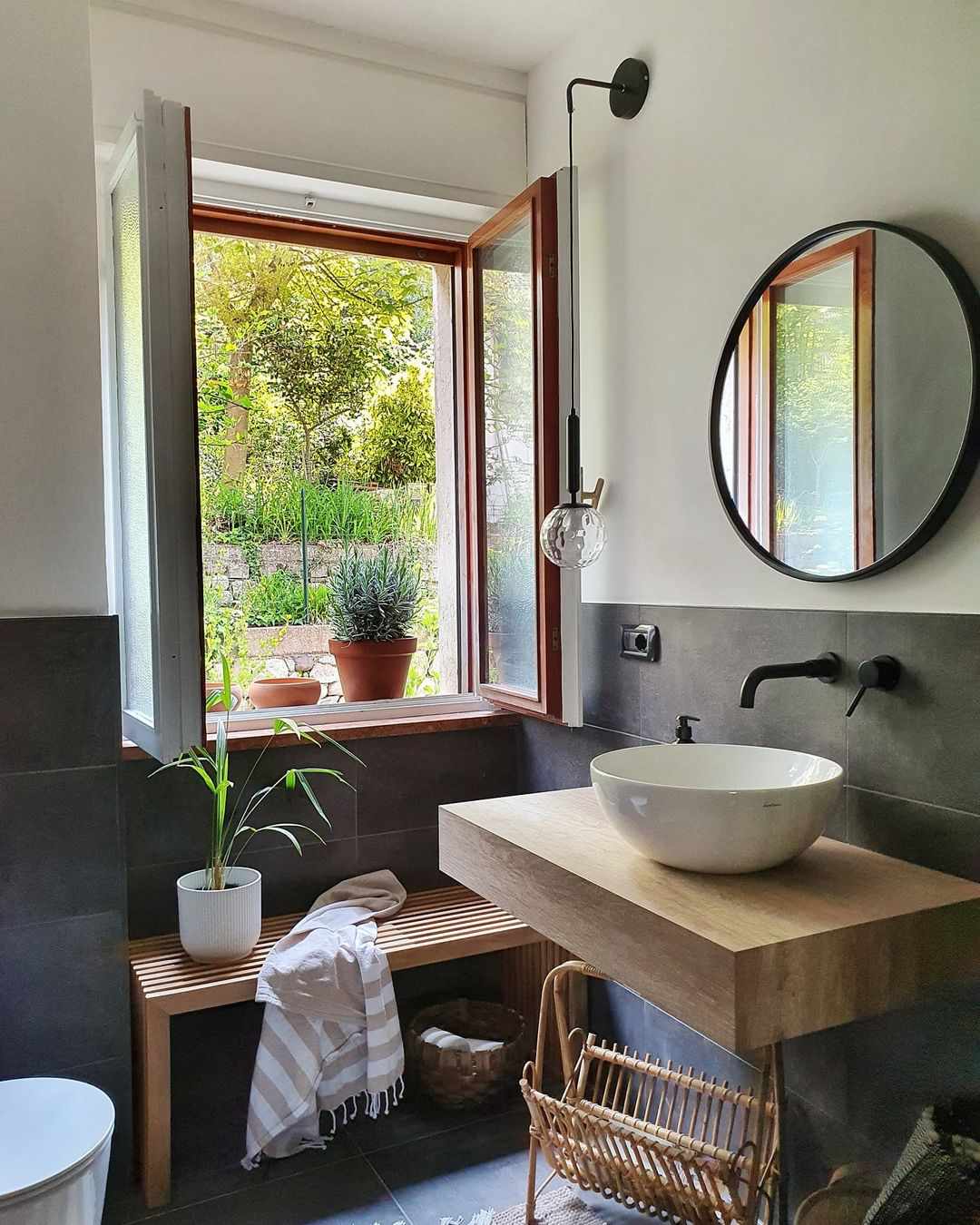 Ein schwebender Holzwaschtisch und eine Holzbank in einem Badezimmer