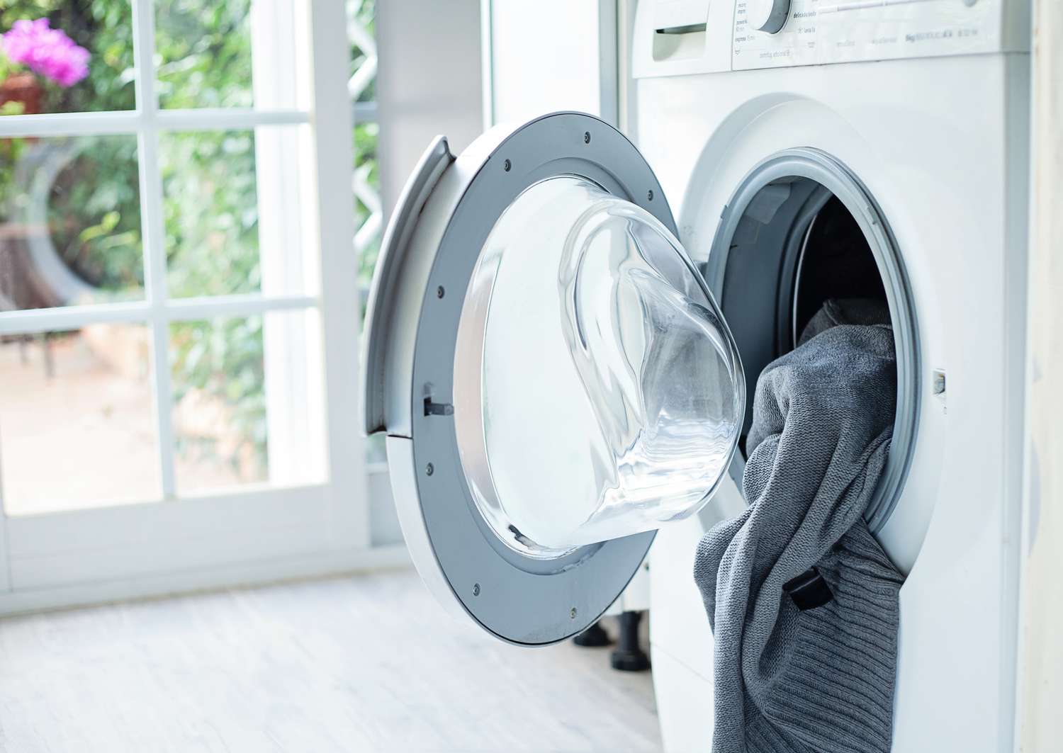 Machine à laver avec des vêtements