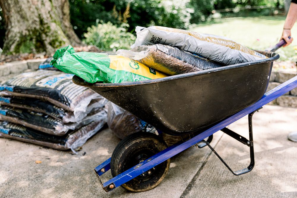 Verwendung einer Schubkarre zum Transport von Kompost, Erde und Mulch