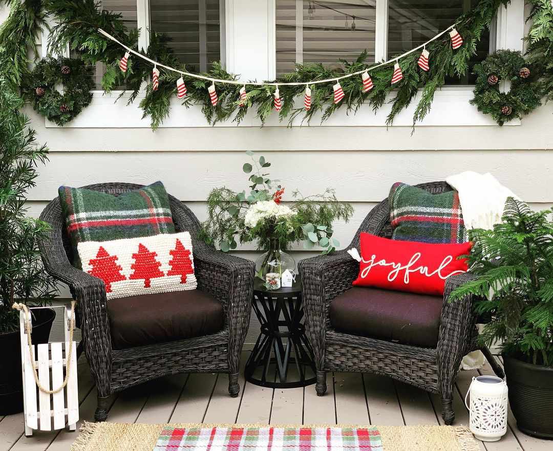 Eine Veranda mit zwei weihnachtlich geschmückten Stühlen.