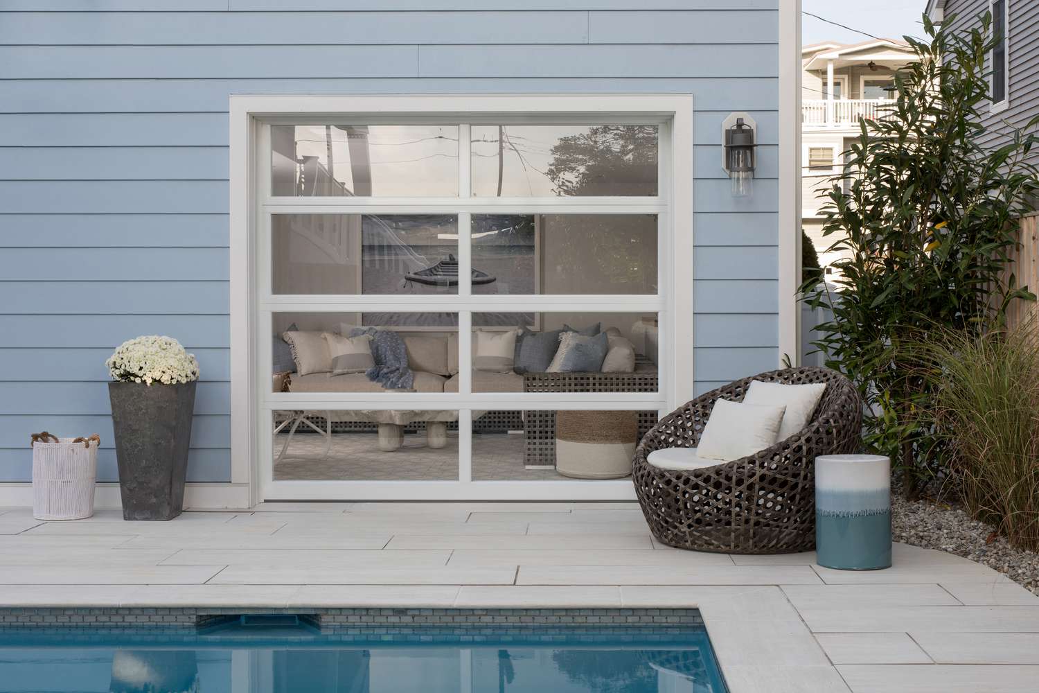 Die Veranda führt zu einem Pool im Haus von Karen B. Wolfe auf Long Beach Island