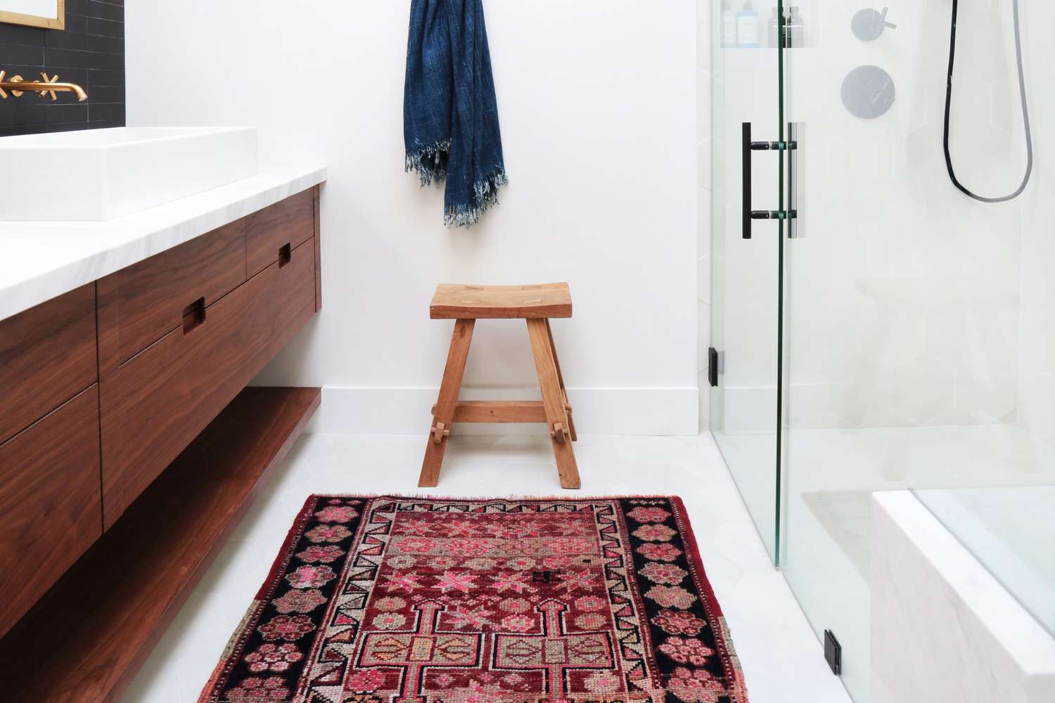 petite salle de bain blanche avec tapis coloré