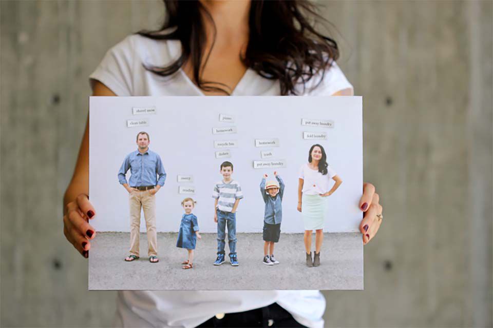 Une femme tenant une photo de famille