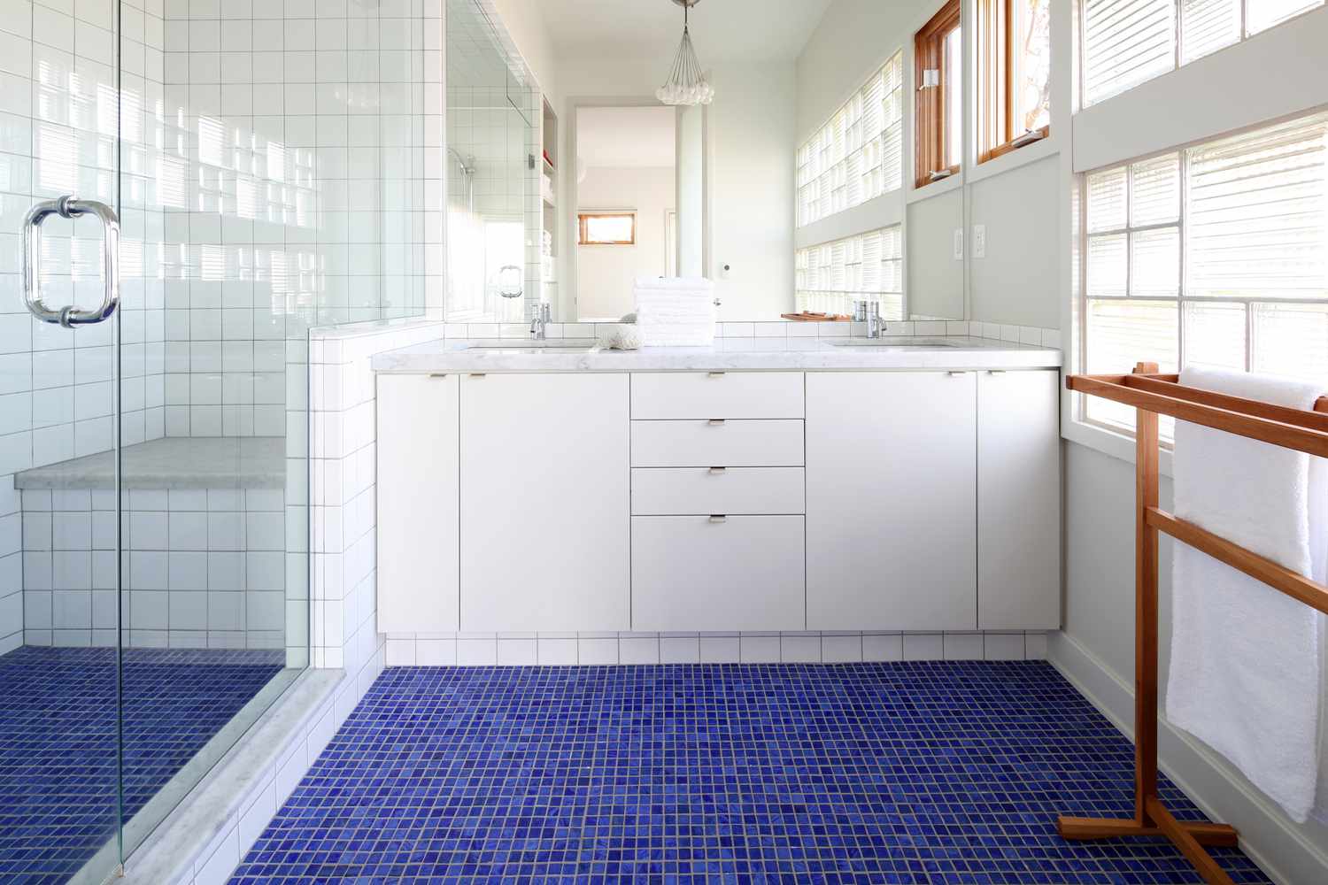 Mosaikfliesenboden in einem Badezimmer