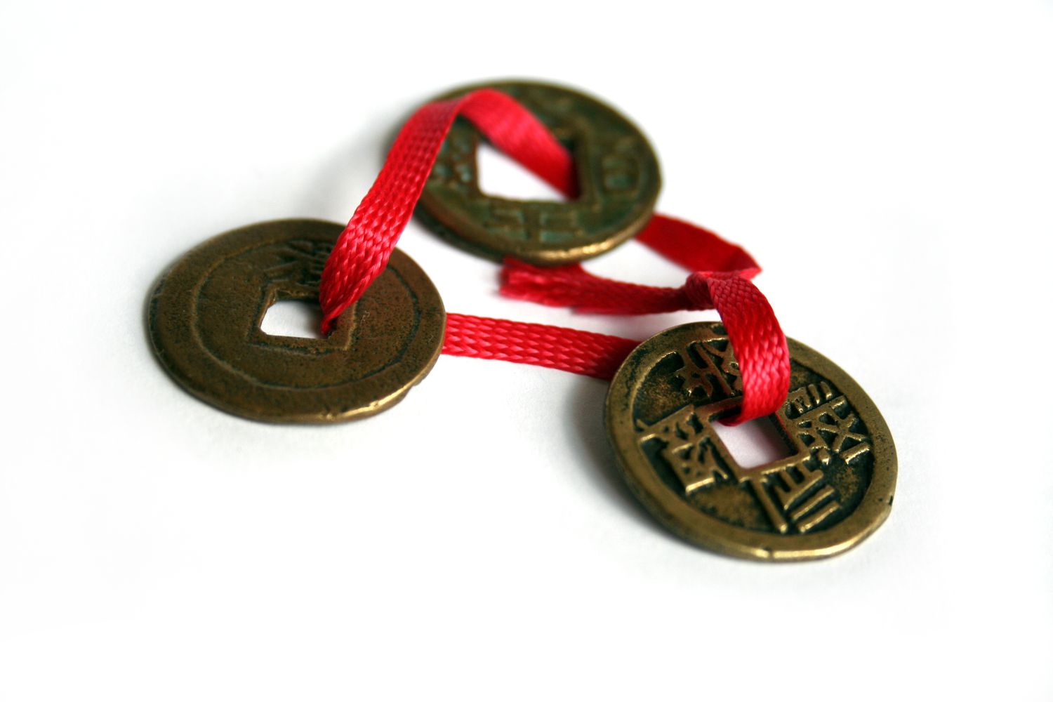 moedas chinesas com fio vermelho feng shui