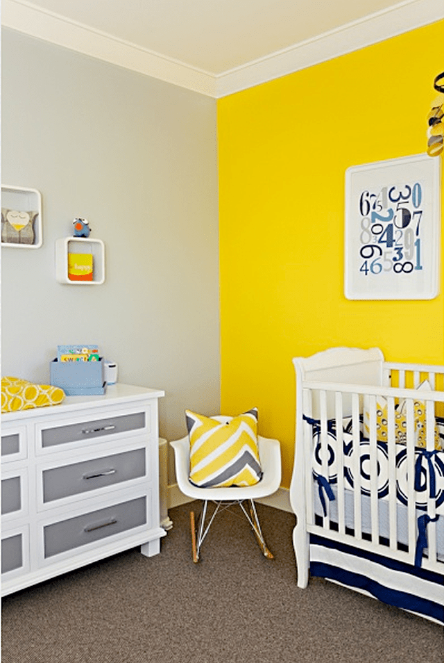 Chambre d'enfant jaune et grise ensoleillée