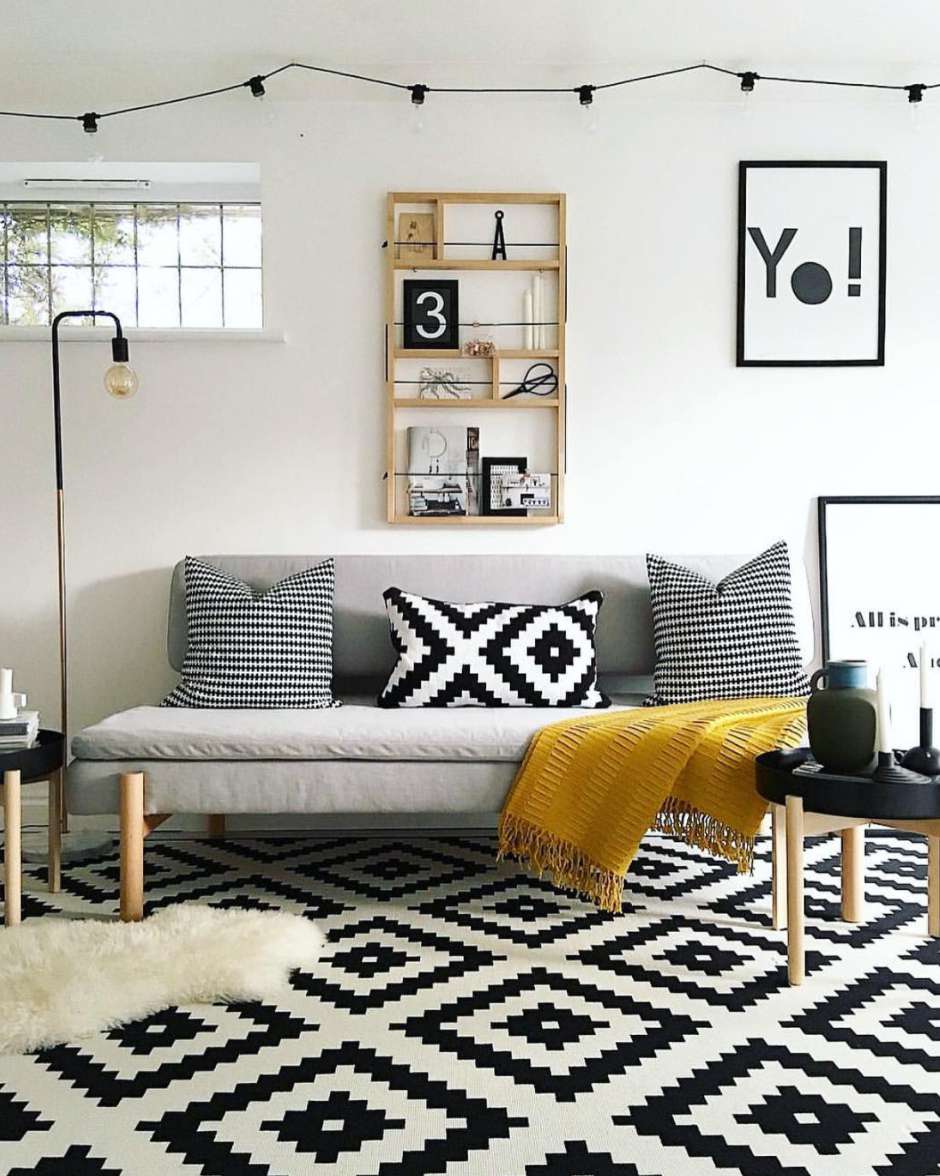 Wohnzimmer mit Senfgelb und Schwarz-Weiß