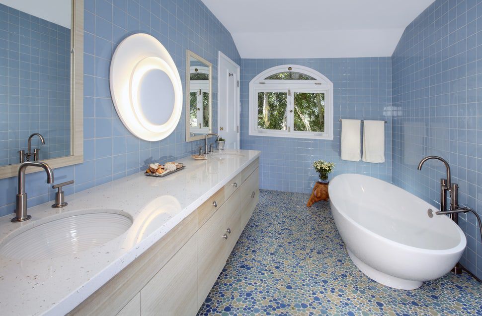 Salle de bain bleue et beige d'inspiration scandi