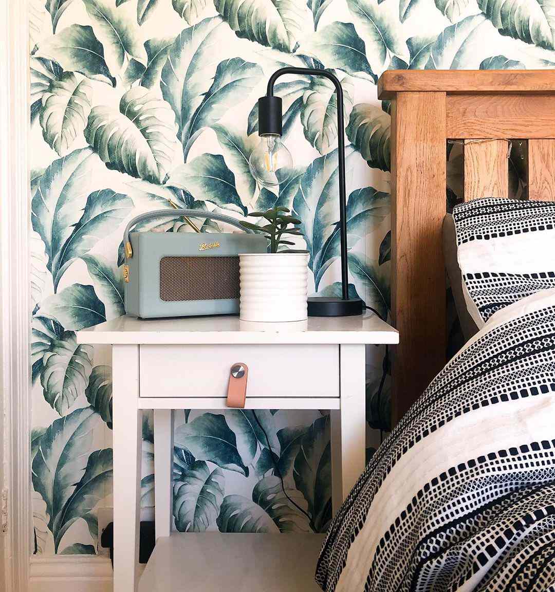 Chambre à coucher avec papier peint feuillu