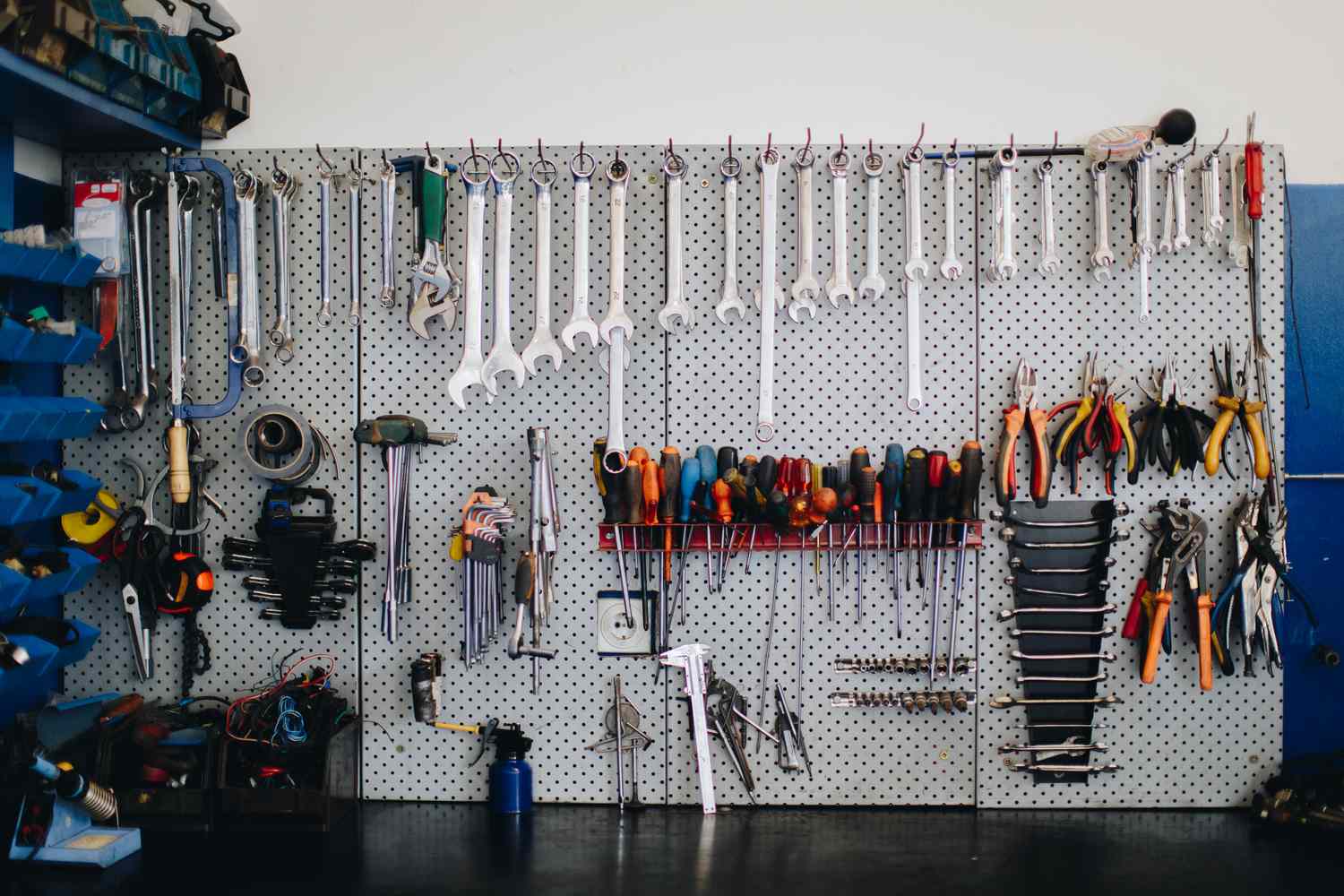 Muro organizado de herramientas para mejoras del hogar