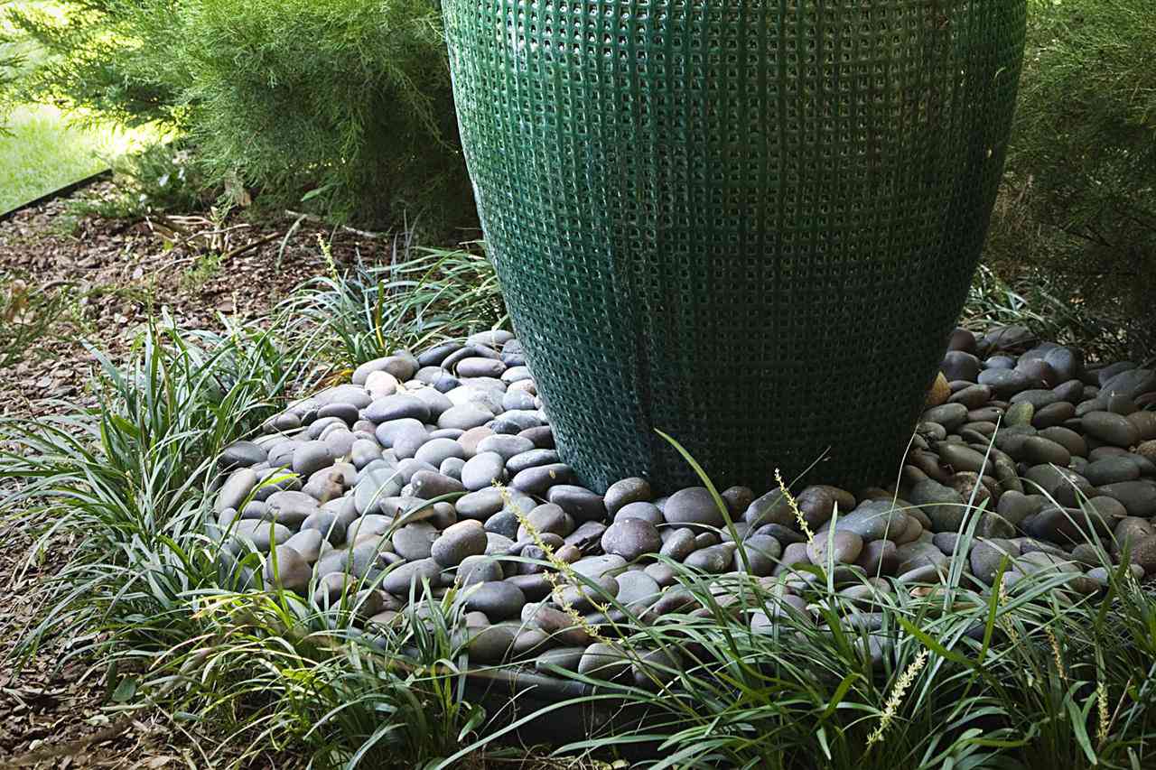 Césped Mondo plantado alrededor de fuente de agua con pieza de acento de cerámica.