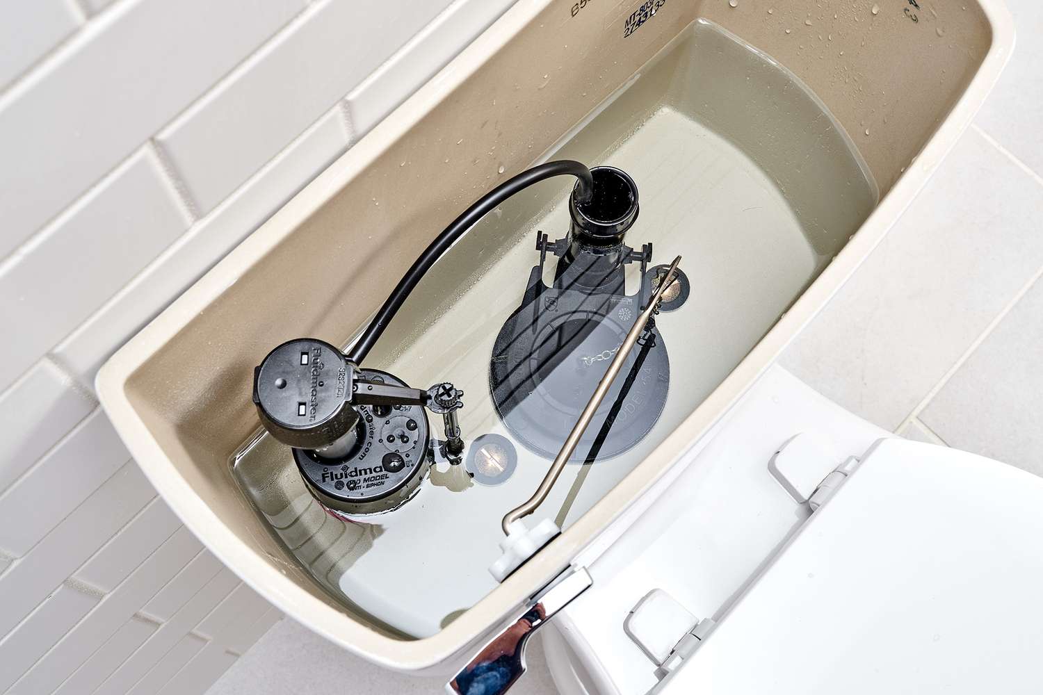 Standard-Tankdeckel einer Schwerkraft-Toilette mit Wasser im Inneren entfernt